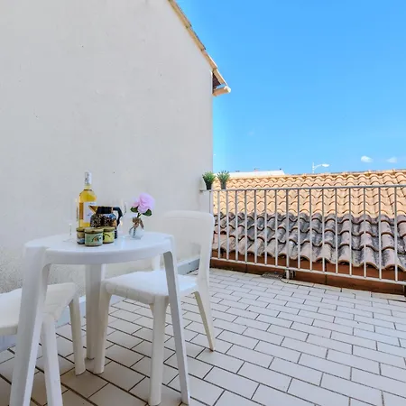 Daire Le Pin D'alep By Interhome